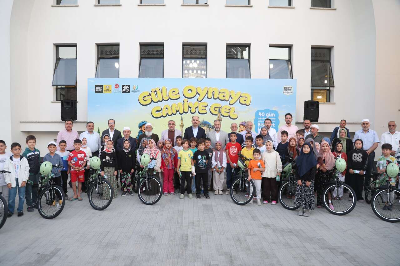 Konya’da çocuklar bisiklet için camiye koştu! Başkan Altay da coşkuya ortak oldu 3